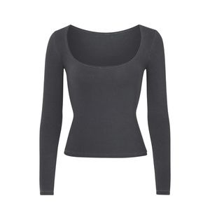 SKIMS NEW VINTAGE SCOOP LONG SLEEVE T-SHIRT, color ash, size small.